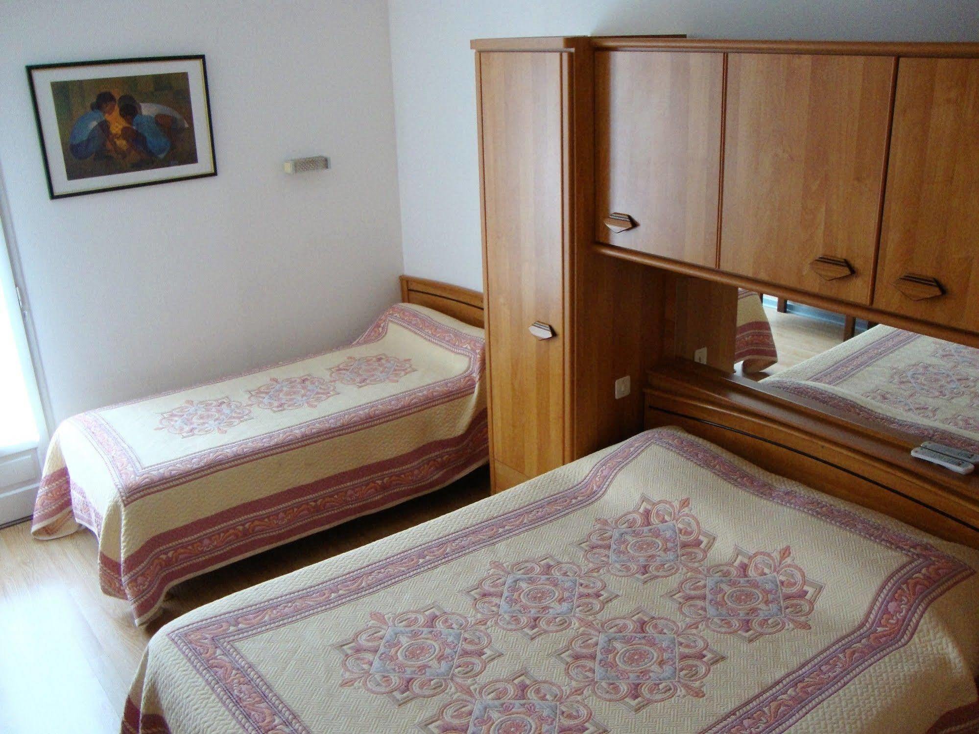 Hotel Au Petit Languedoc Lourdes Buitenkant foto